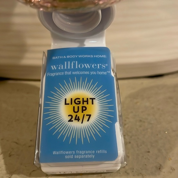 Bath & Body Works Fiber Optic Pineapple Wallflower Nightlight - Picture 4 of 10